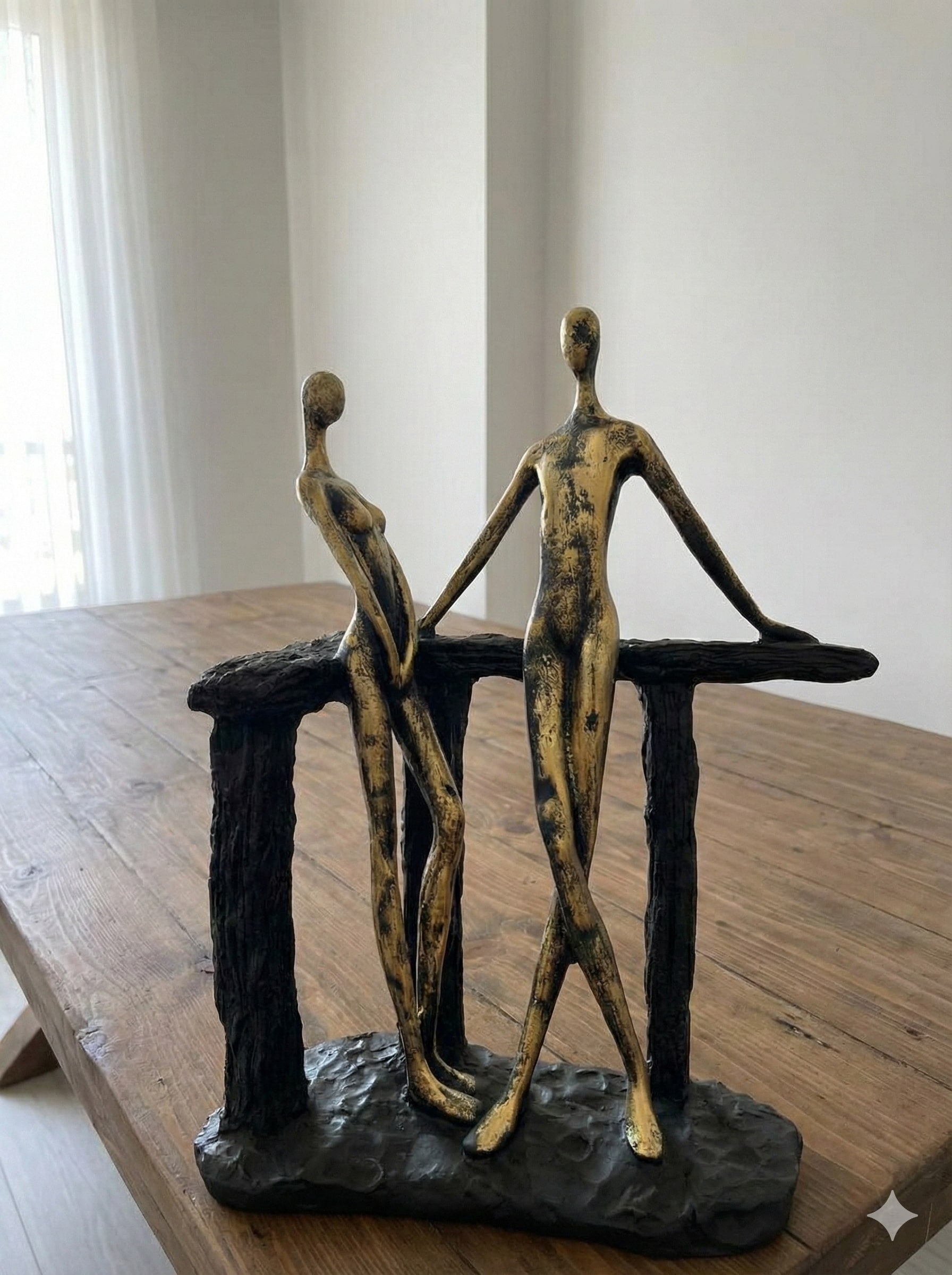 مجسمه دکوری طرح زن و مرد ساحلی طلایی