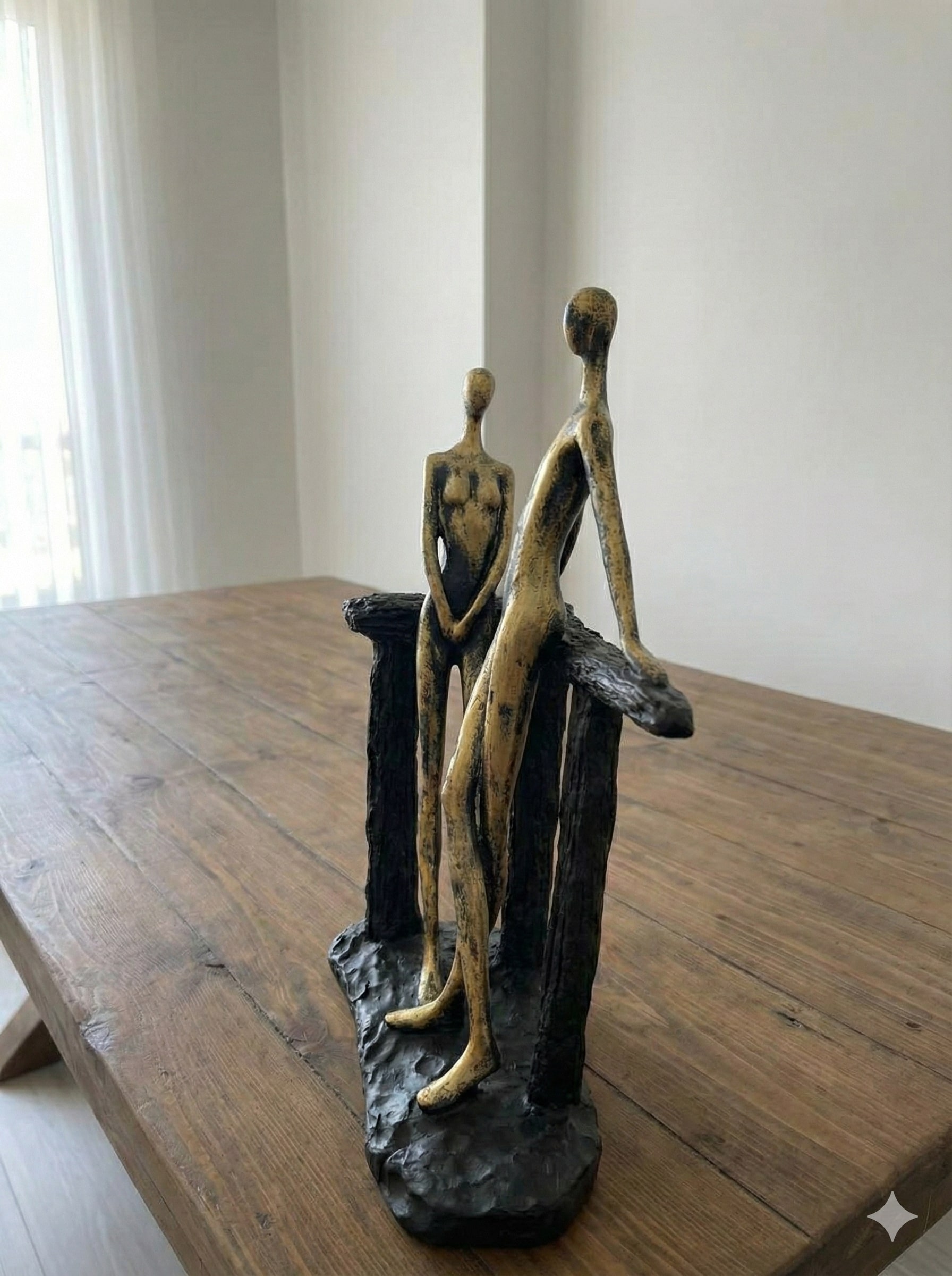 مجسمه دکوری طرح زن و مرد ساحلی طلایی - تصویر 2